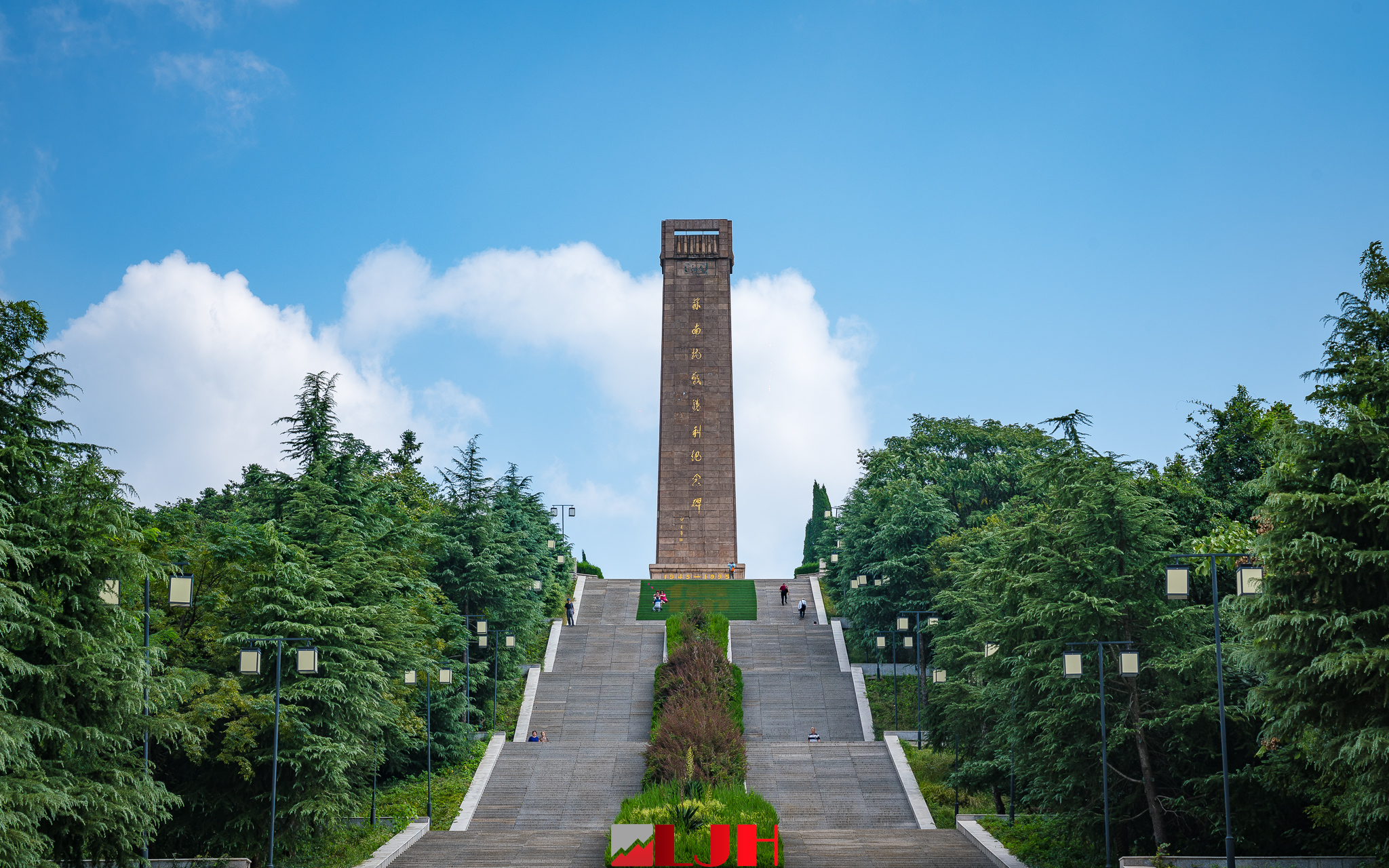 镇江茅山新四军纪念碑广场听响亮的军号声