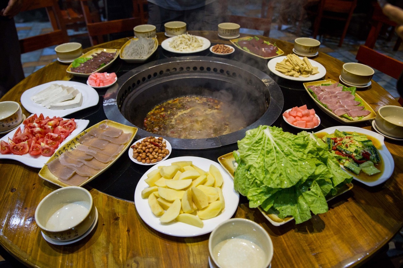 除了上面一些特色美食,在珍硒源我還解鎖了另一種恩施美食——柴火灶