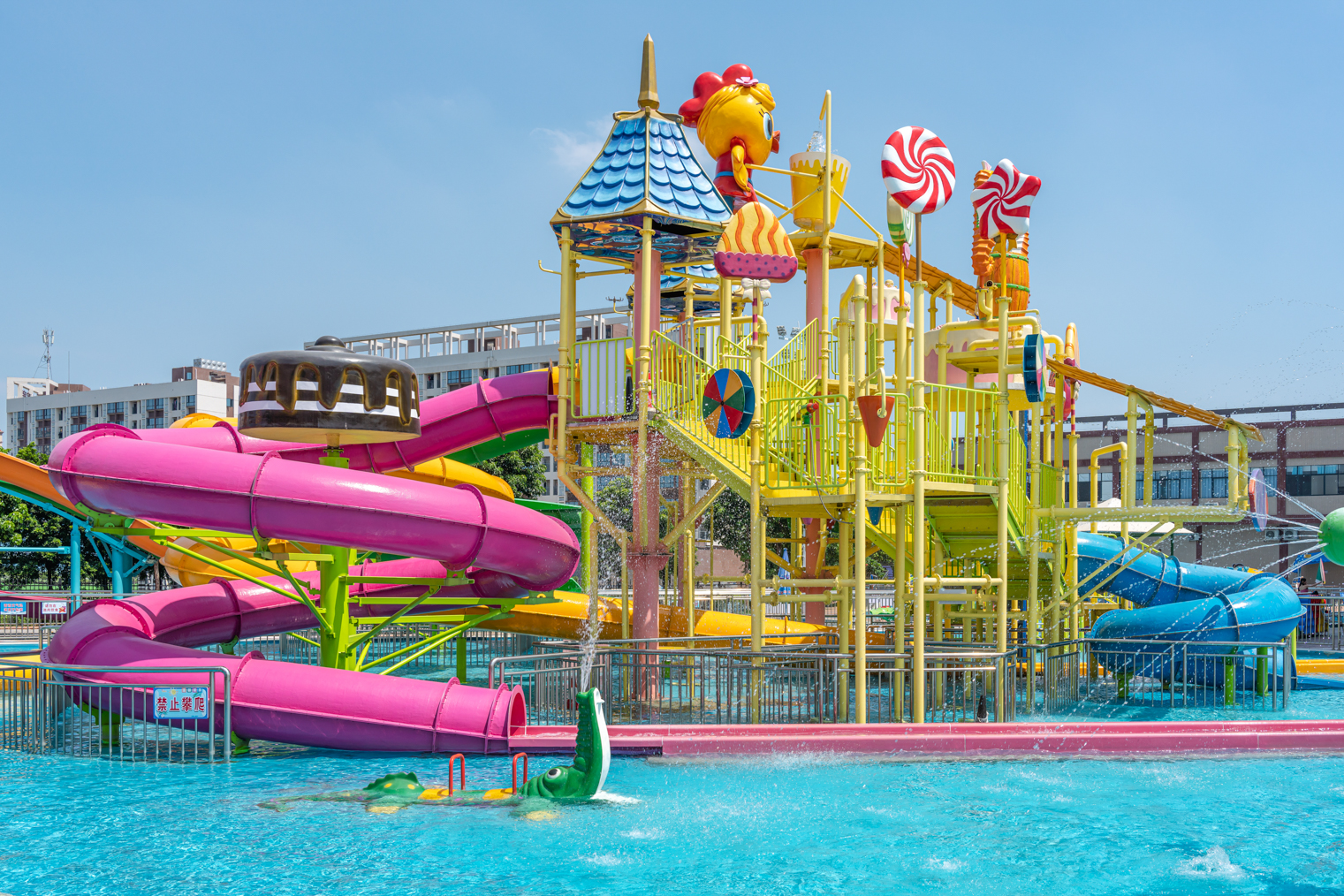 水上乐园有刺激的真空造浪池可体验浪花拍打的感觉,还有小朋友们超爱