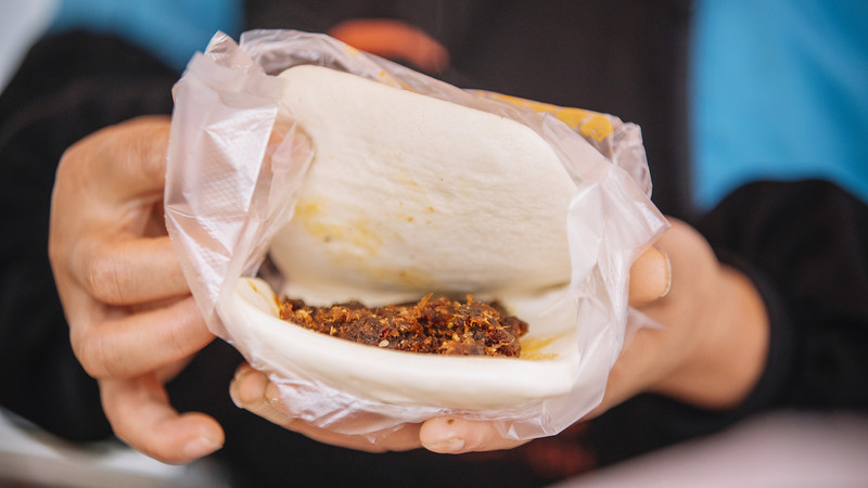 下,地铁出口的放心早餐既赢得了时间,又解救了空虚的胃,香菇丝夹馍成