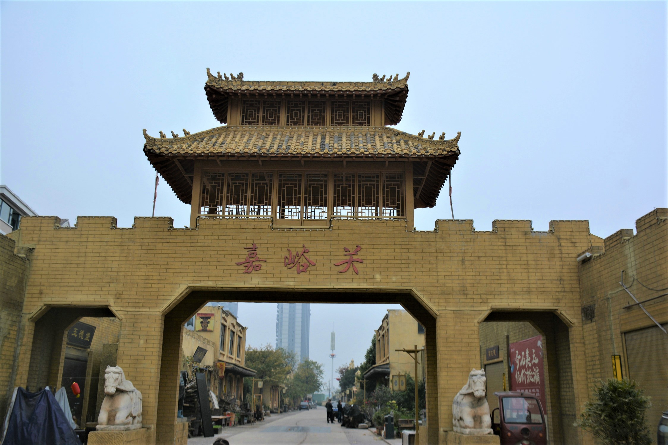 漯河大汉河上街大汉河上街位于神州鸟园西南,汉代建筑风格,以彩宝特色