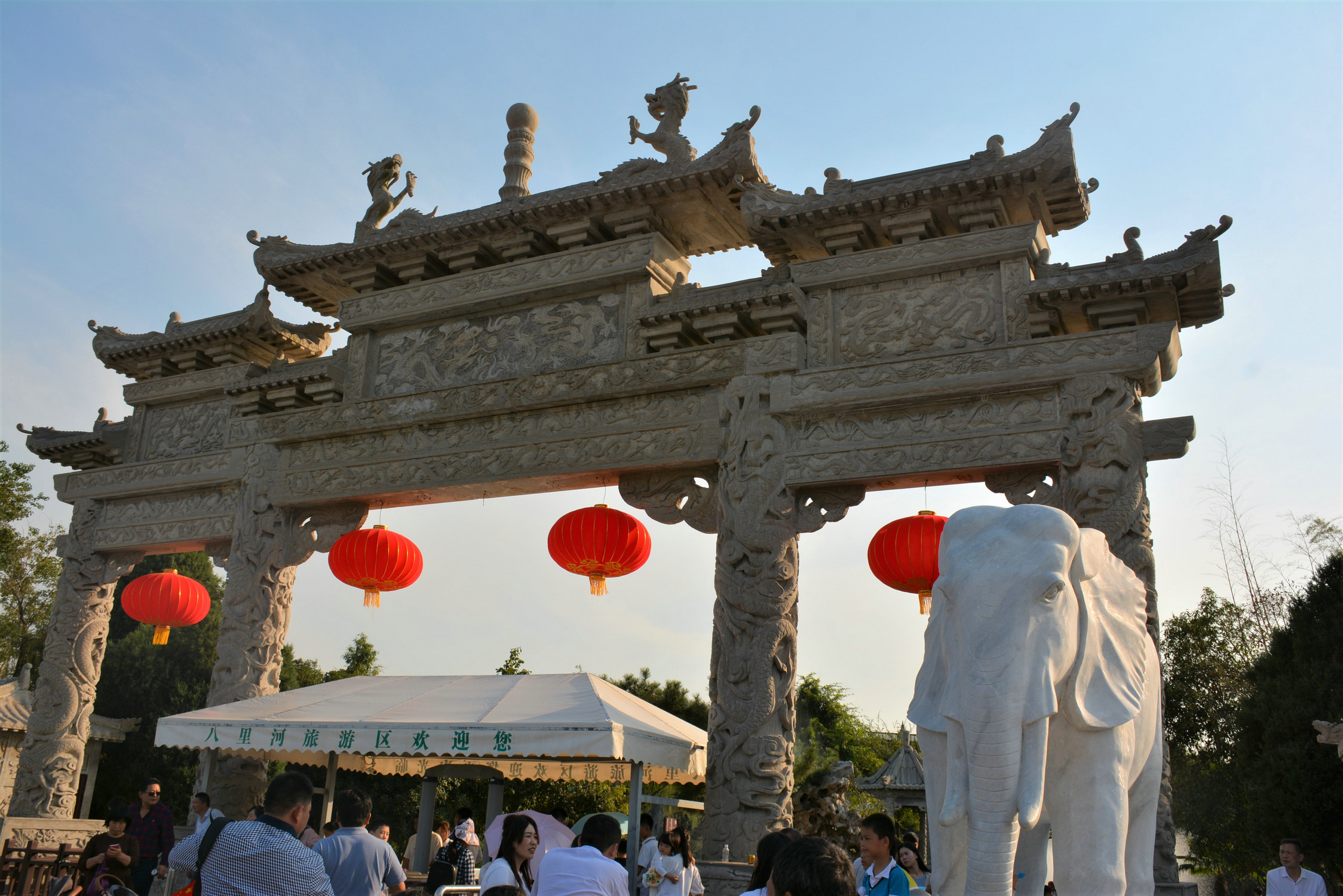 融古典園林藝術於其中,牌坊式青石大門氣勢恢宏,千年古剎白雀寺殿宇