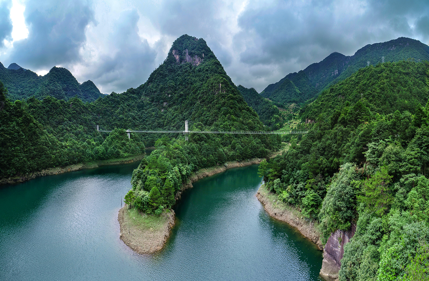 龙麒源由龙麒山,金碧滩,龙麒峡,语溪谷,飞翠湖组成用航拍表现文成大地