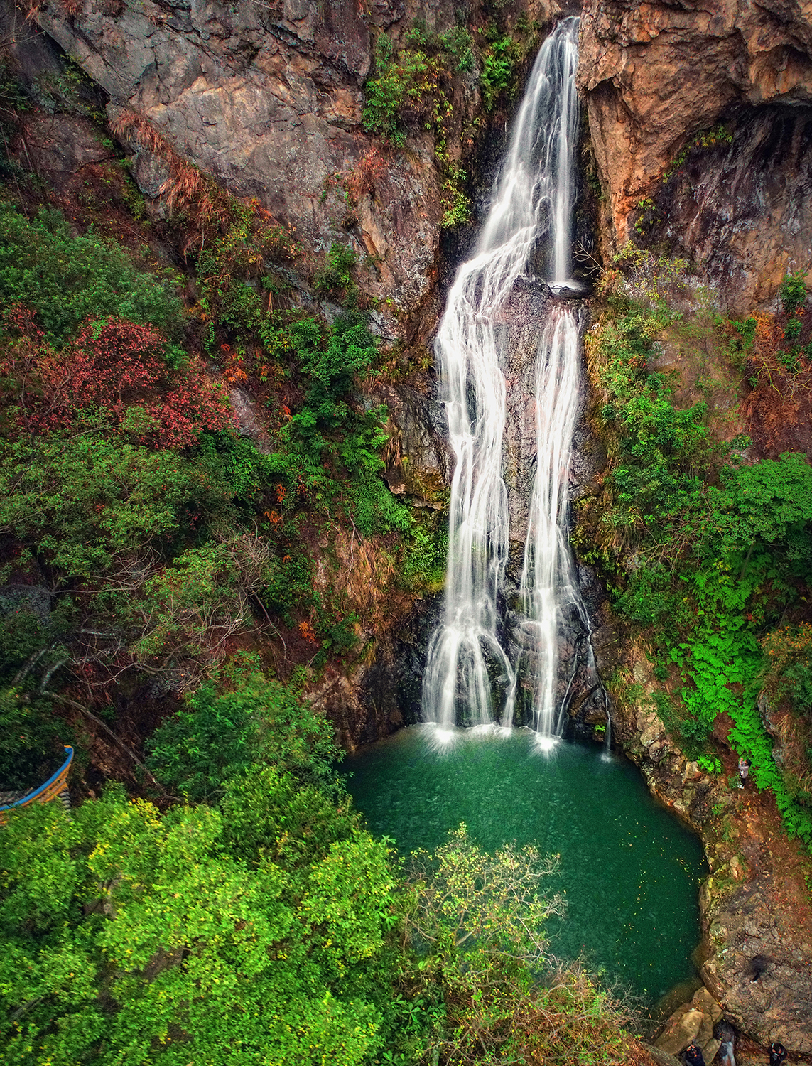仙岩风景名胜区,因其地势和资源自然分成三大景区:第一景区是以潭,瀑