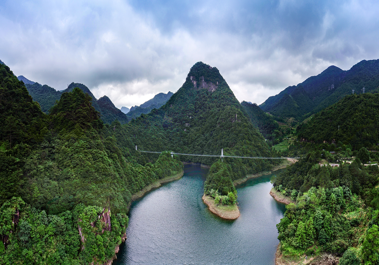 龙麒源由龙麒山,金碧滩,龙麒峡,语溪谷,飞翠湖组成用航拍表现文成大地