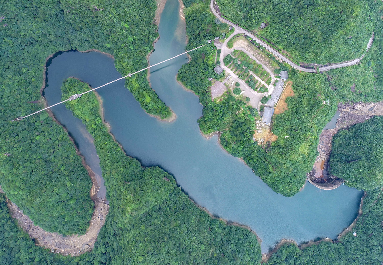 龙麒源由龙麒山,金碧滩,龙麒峡,语溪谷,飞翠湖组成用航拍表现文成大地