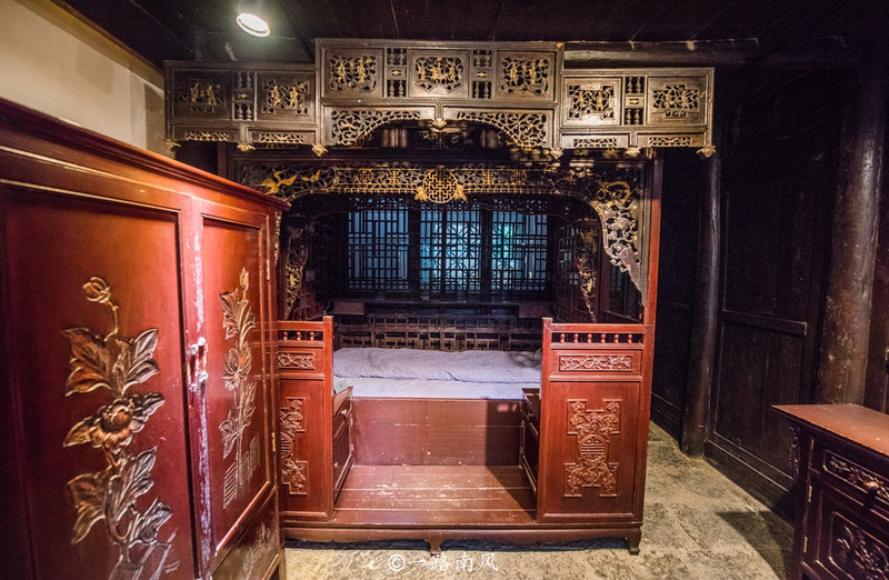 老式眠床是赵以烔故居较为特别的文物,特点