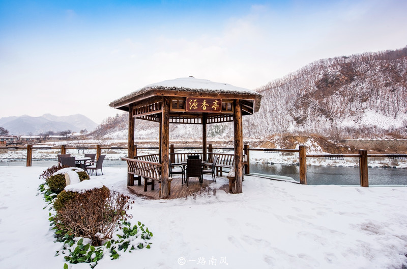 枫香谷温泉度假酒店依山而建,毗邻4a级景区