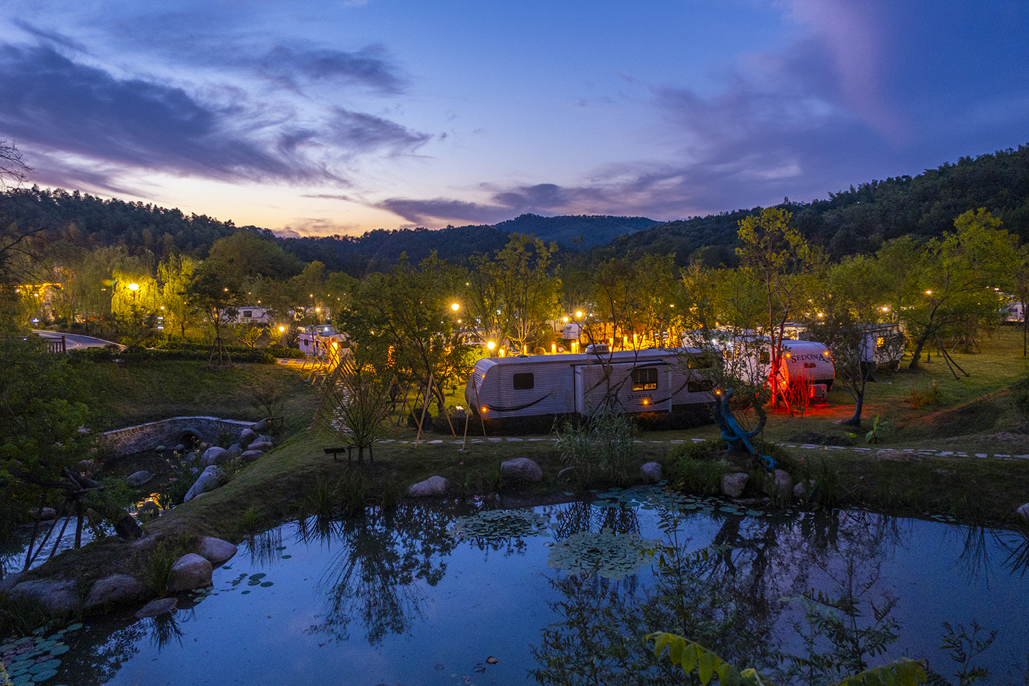 房车烧烤旅行在途居解锁秋天的第一场完美露营