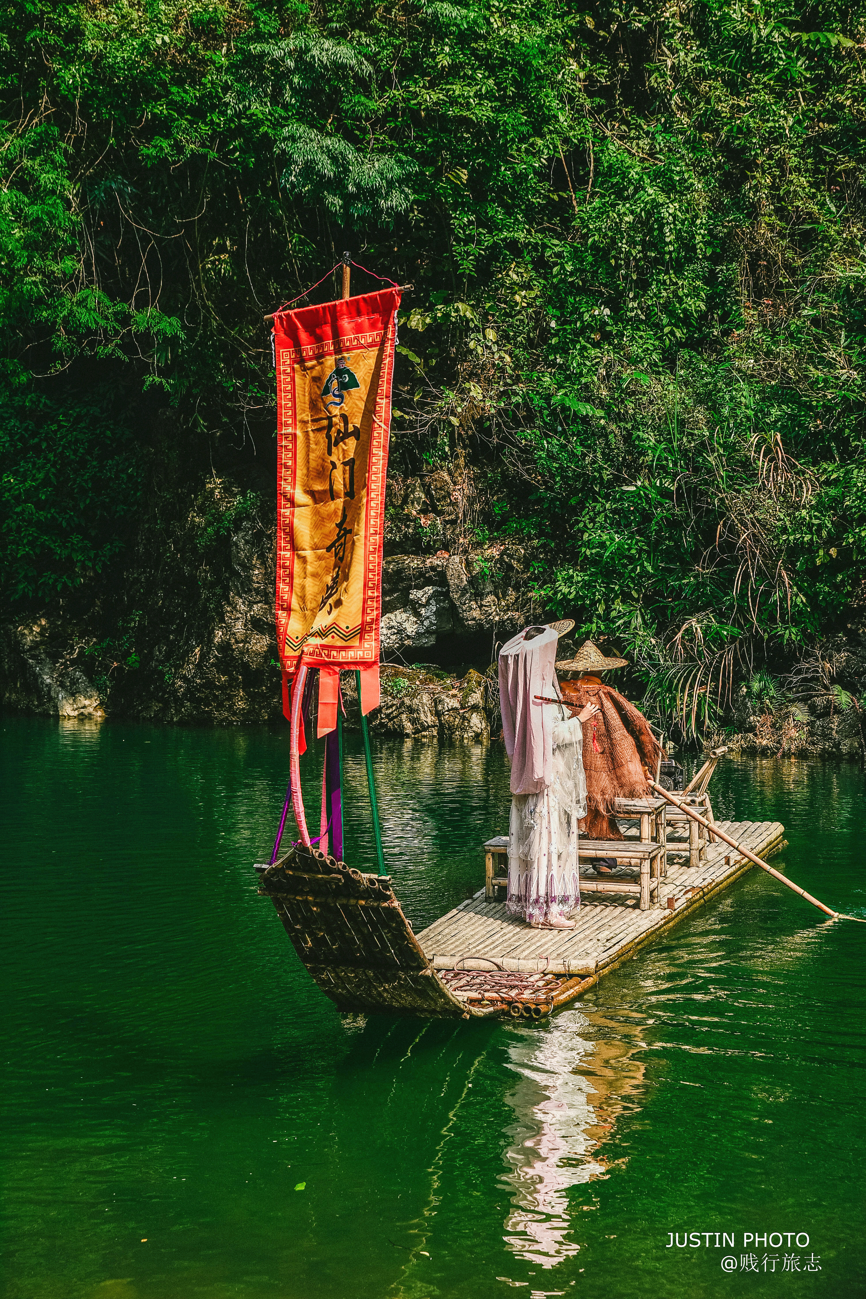 长裙随着微风飘荡,油纸伞自带一分柔情,配合上绿水,竹筏和穿蓑衣的