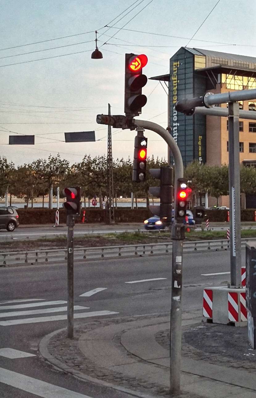 有专门的自行车道,图中下面那个小的红绿灯是给骑自行车的人看的.