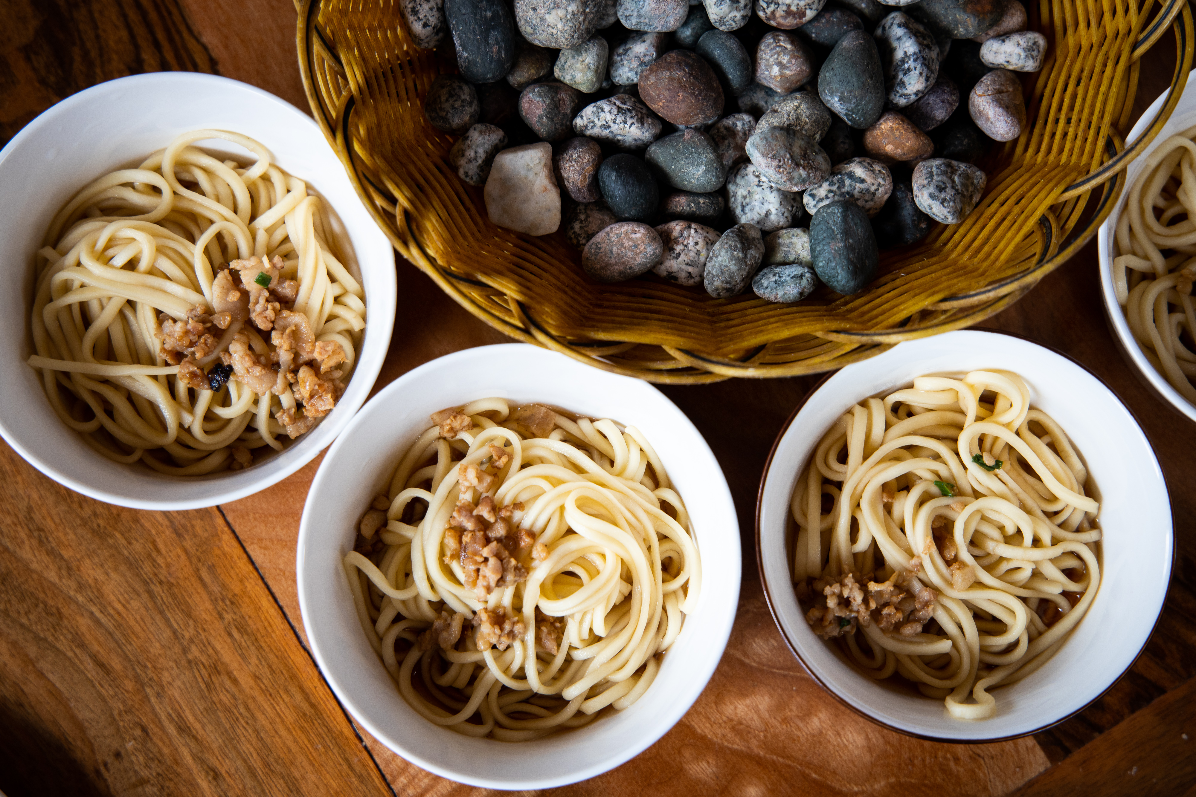 大概是晒盐的劳作太过辛苦,盐井边能找到好多吃加加面