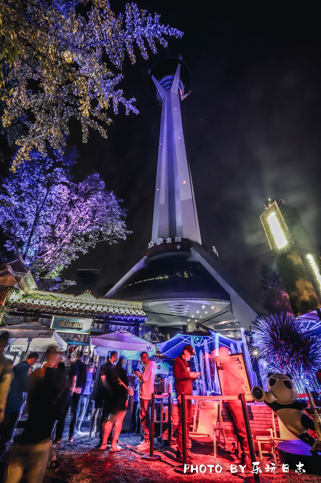 要说哪个地方的酒吧最有情调,我觉得是成都339电视塔下的酒吧