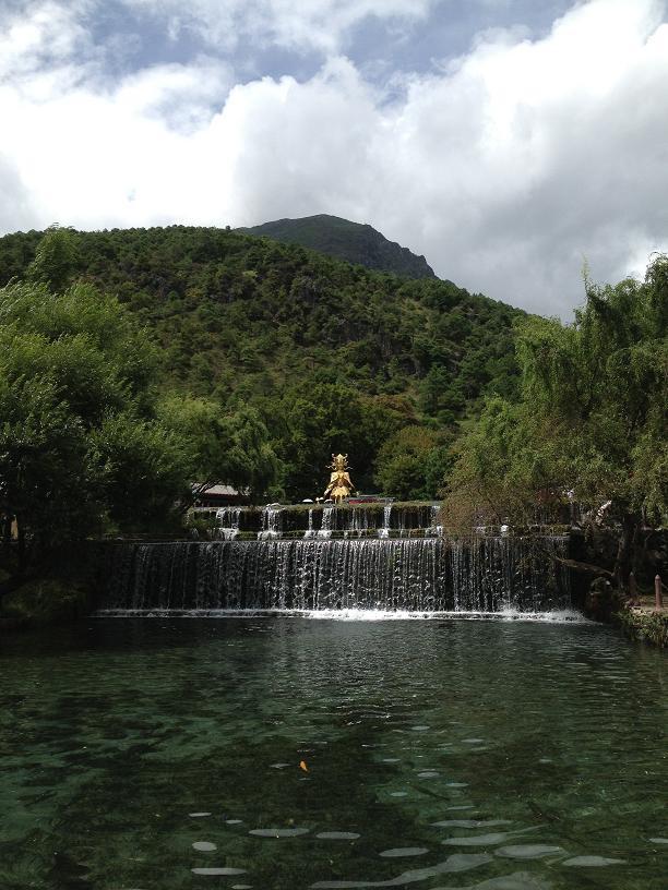 玉水寨的三叠水瀑布群,显然是人工雕琢而成