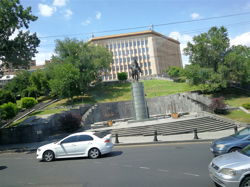 大学总统府哈恰图良音乐厅国家歌剧舞剧院我们跟着阿诗美来到埃里温最