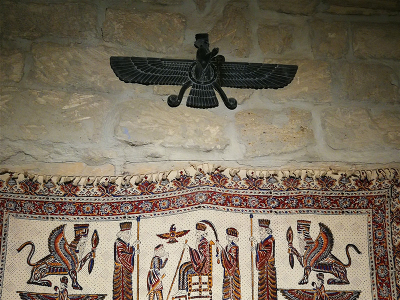 兹达画像,和人面鹰翅守护灵的拜火教标志(我在伊朗亚兹德的火庙见过)