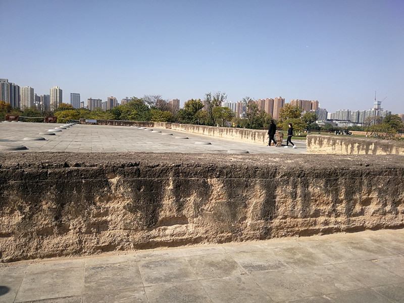 我们一步步登上高台,体验当时朝廷官员上朝的"龙尾道"含元殿建造时