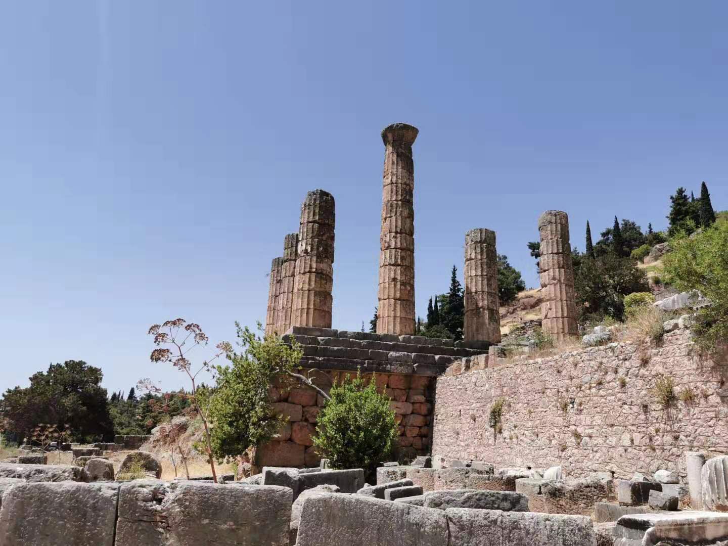 這裡有阿波羅神廟,雅典女神廟,體育競技場和劇場,也擁有古希臘最靈的