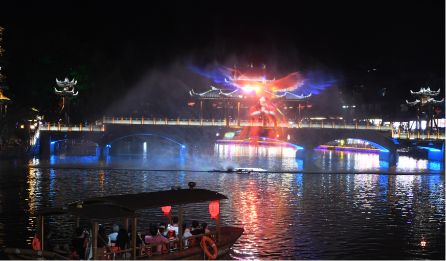 越夜越朦胧凤凰古城沱江夜游全攻略