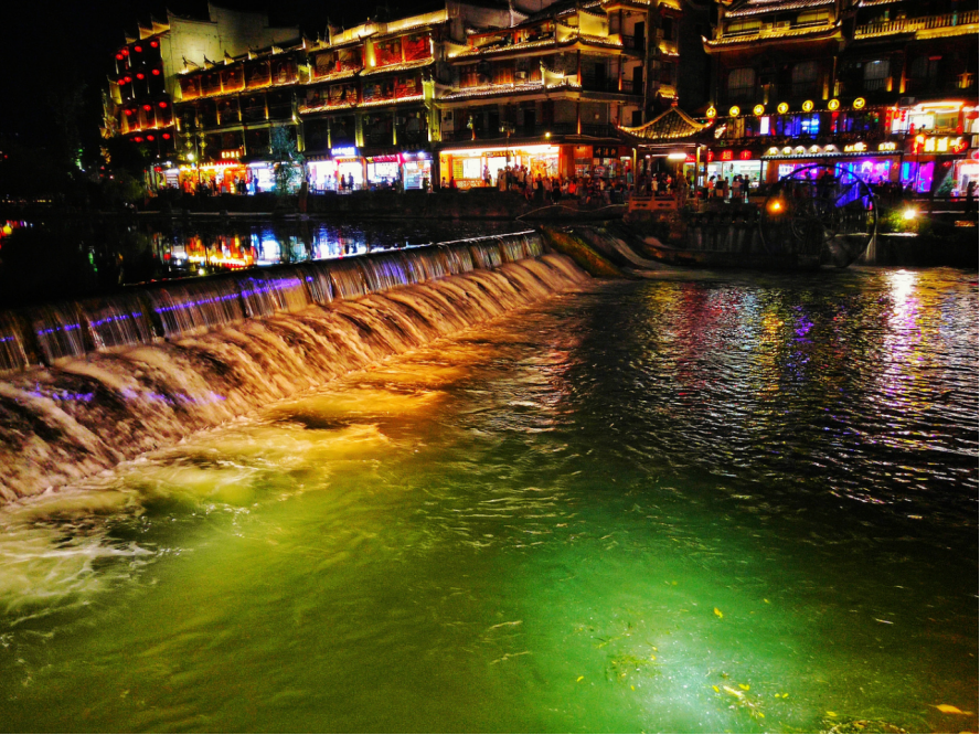 越夜越朦胧凤凰古城沱江夜游全攻略