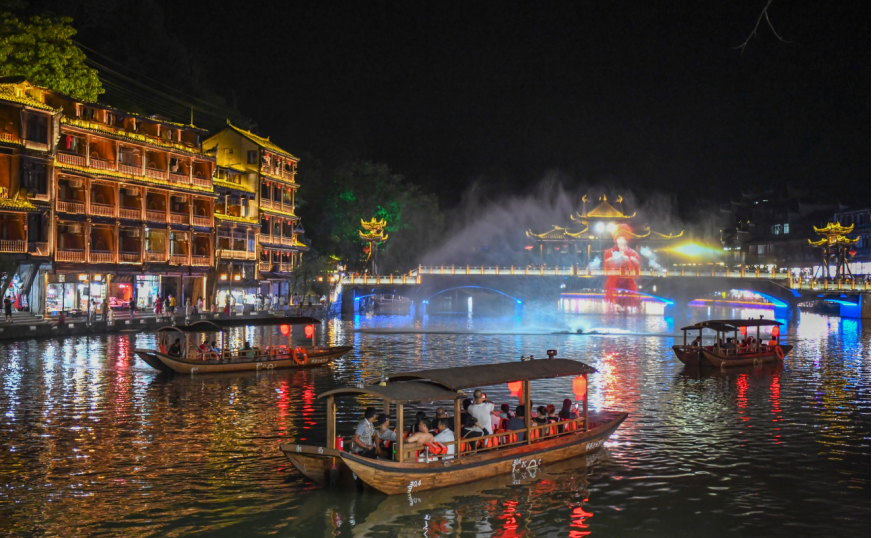 越夜越朦胧凤凰古城沱江夜游全攻略
