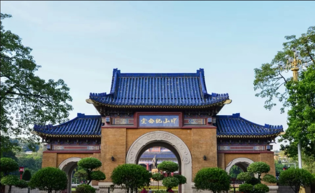 或者地铁到纪念堂站就可以到达4a景区—中山纪念堂了,照片就是正门啦