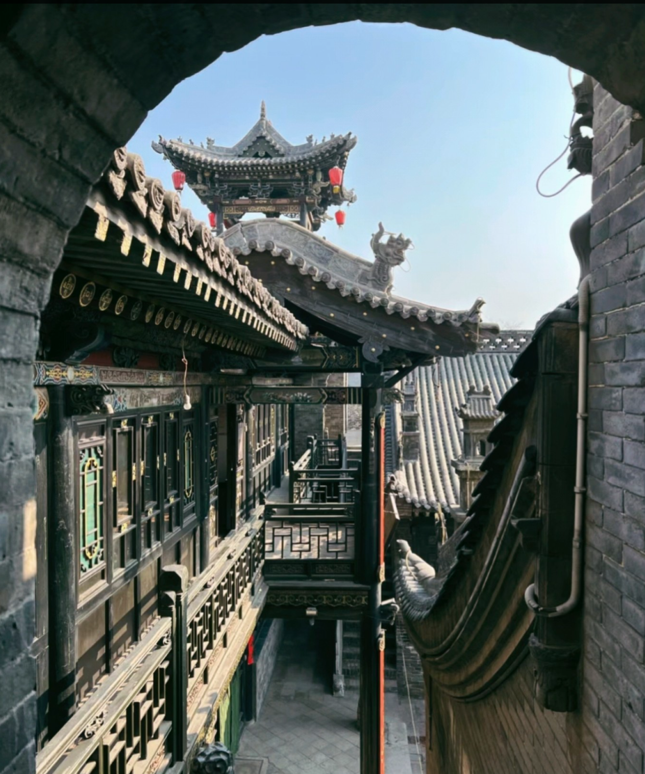 马家大院荟萃木雕,砖雕,石雕于一院;熔绘画,书法,诗文为一炉;云集人物