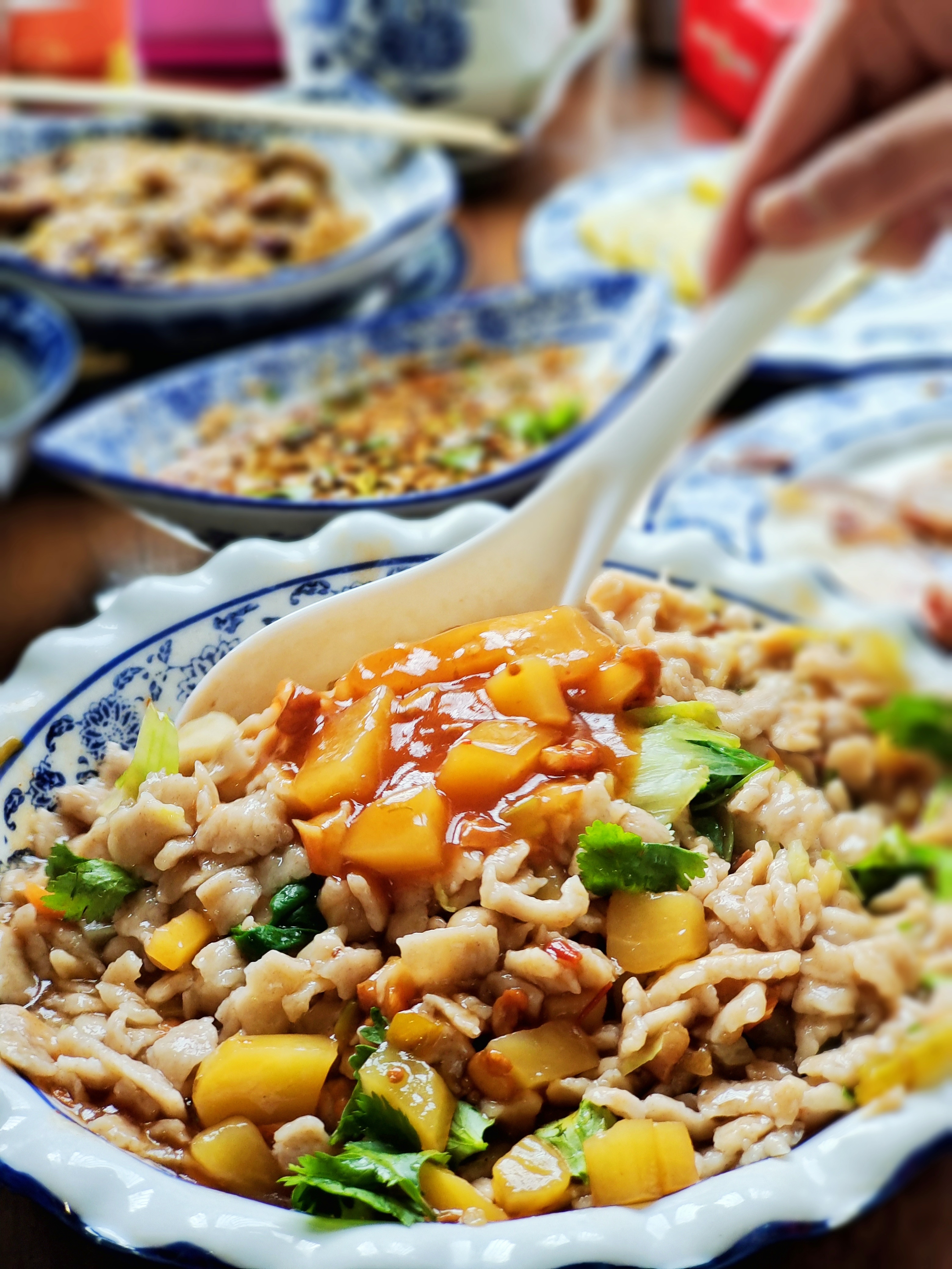 八碟:乔氏焖干肉,贾令熏肉(用特种柏木熏出,风味独特,回味无穷),致庸