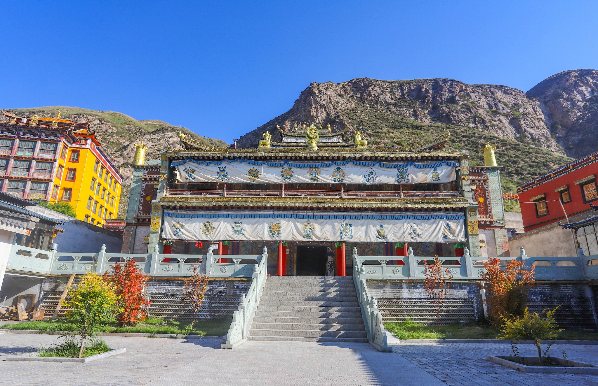 虽然我参观的时间尚早,但是在天堂寺的大雄宝殿上就已经有一些虔诚的