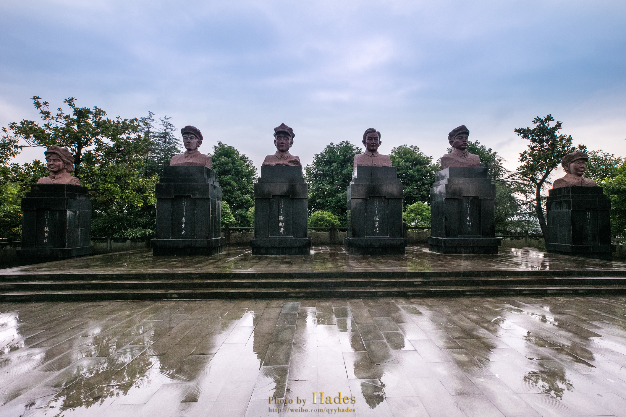 从市区前往此行第一站川陕苏区将帅碑林的上山途中,就可以看到山壁上