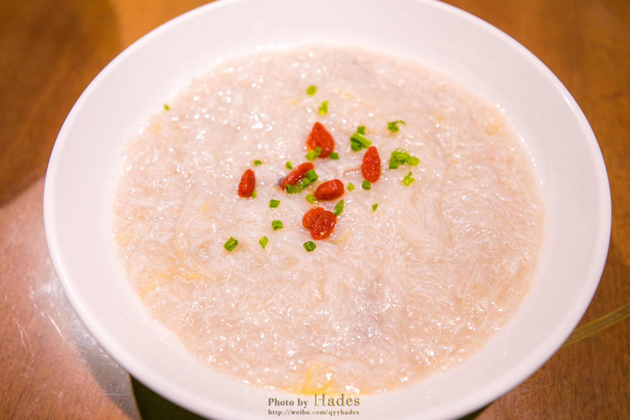 临川藕丝以鲜藕切成粉丝状,烹调入味,口感脆嫩,极具特色;南丰鱼丸汤用