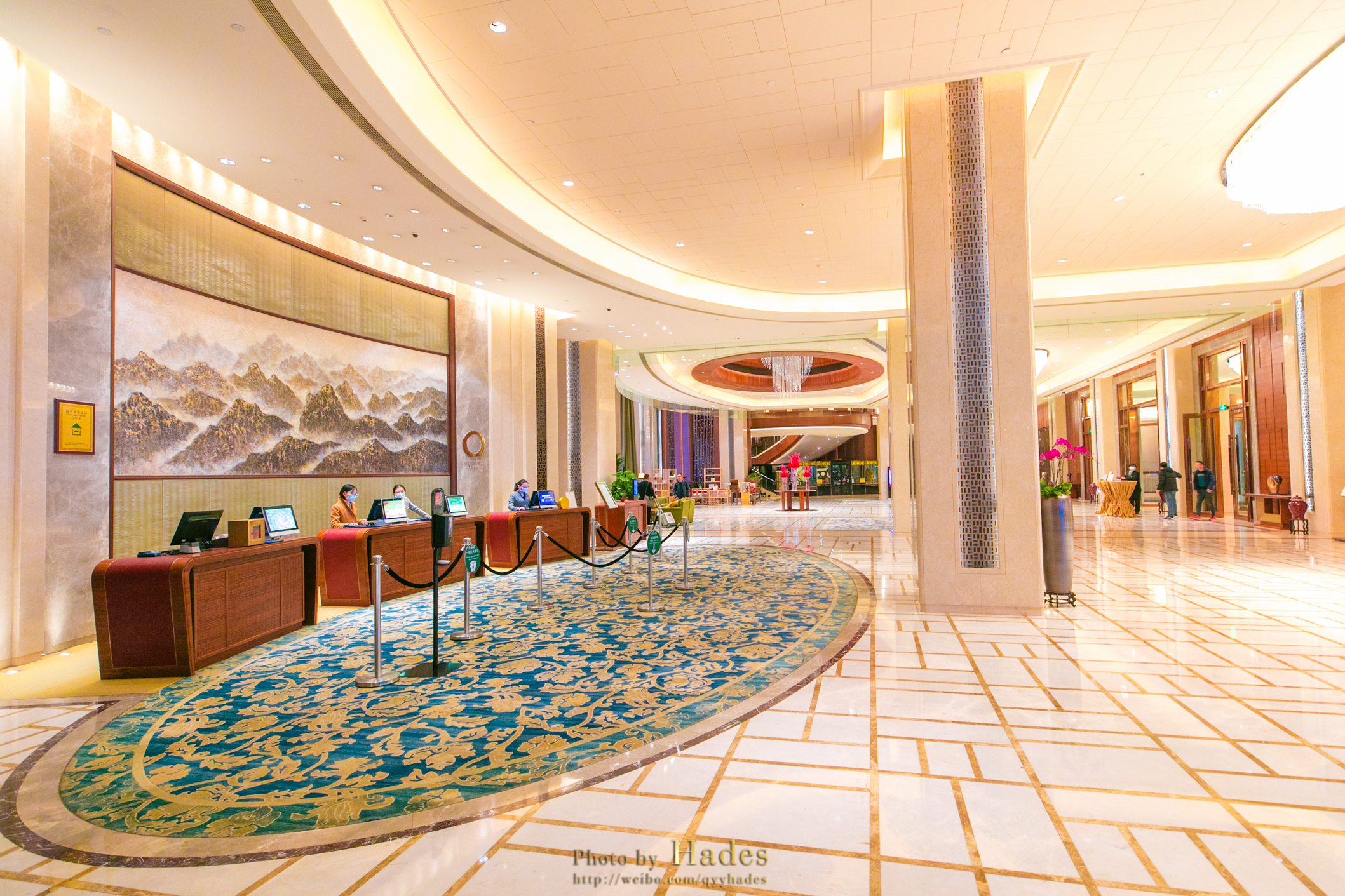 南昌香格里拉大酒店东临赣江,毗邻南昌市政府办公大楼及新会展中心,与