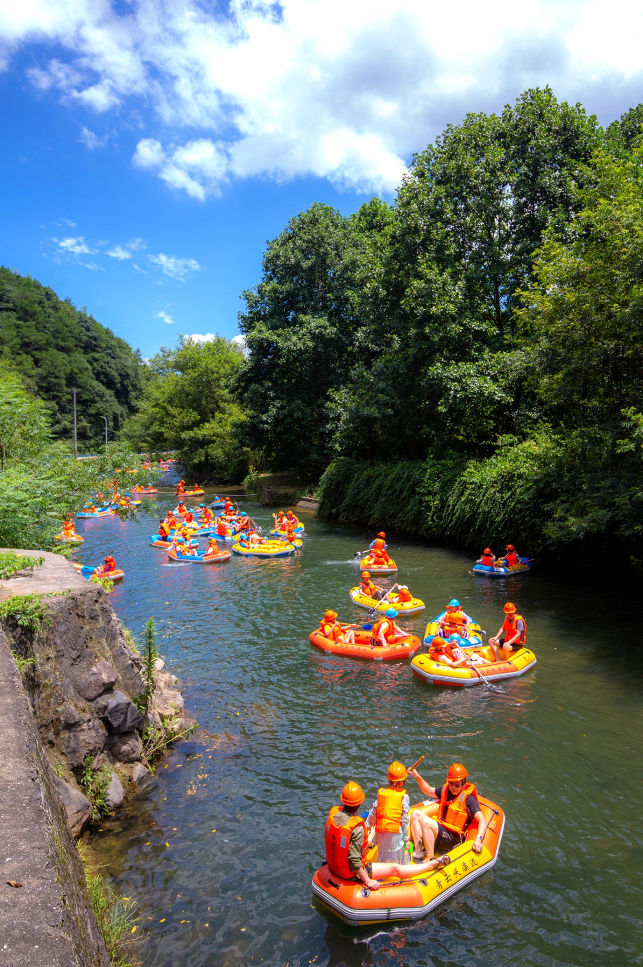 人称"水上漂流的f1赛道"的青云峡漂流开啦!