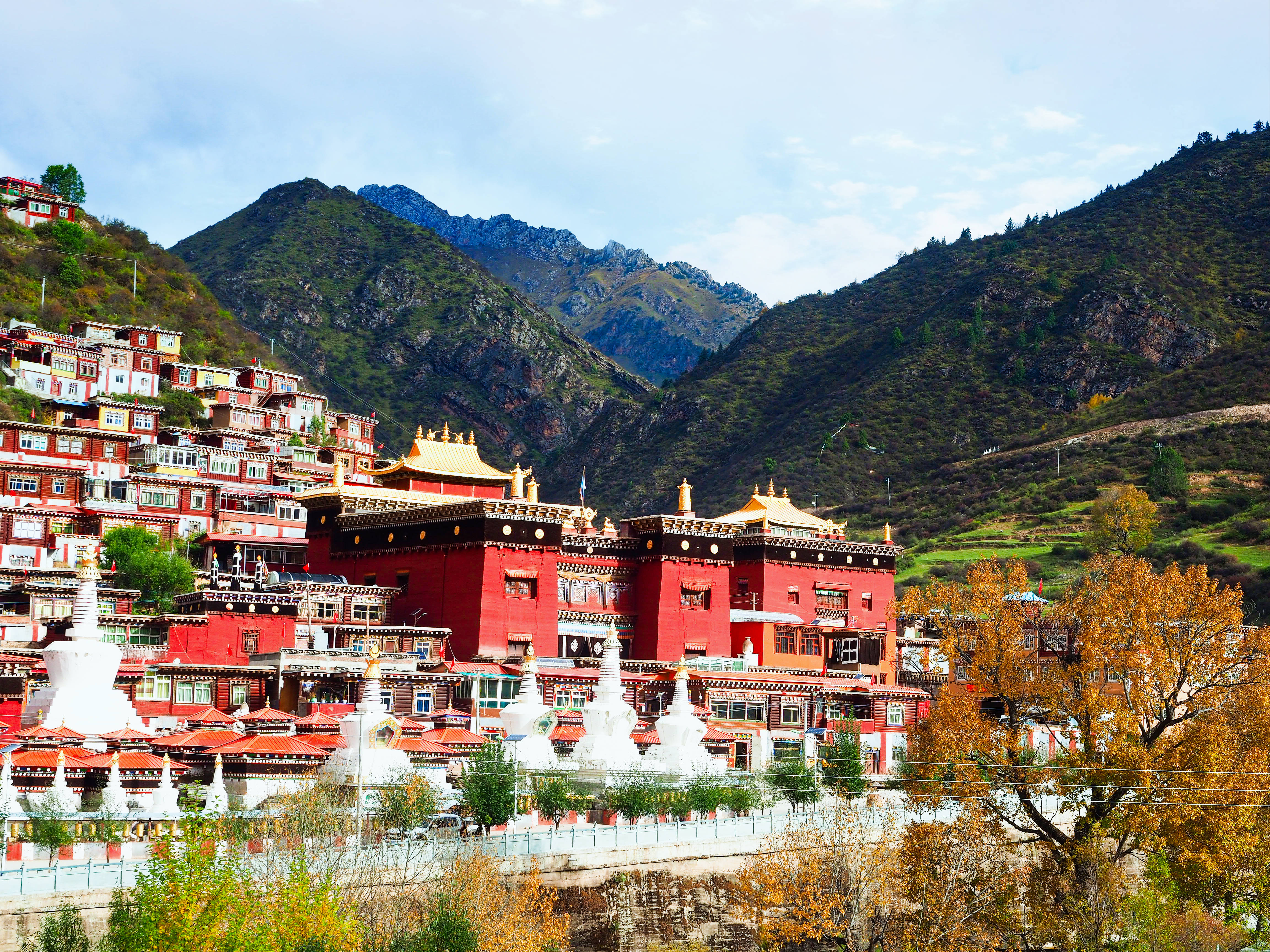 瓦拉寺五明佛学院,虽然不及色达的气派,但