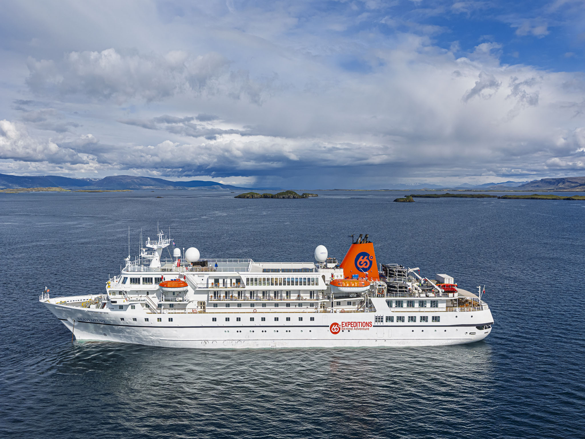 <海神号+北极熊王国+环绕斯瓦尔巴群岛12天10晚>中英双语服务/全外舱海景房