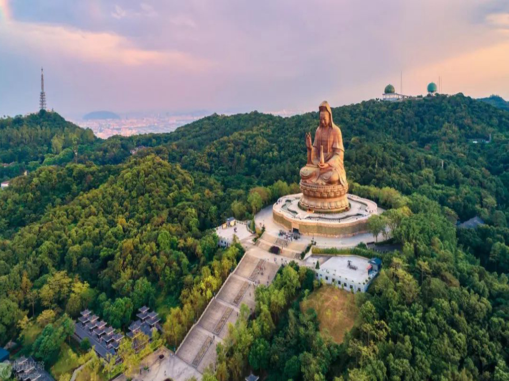 西樵山西樵山風景名勝區位於佛山南海區西南部,豐富的自然和文化資源