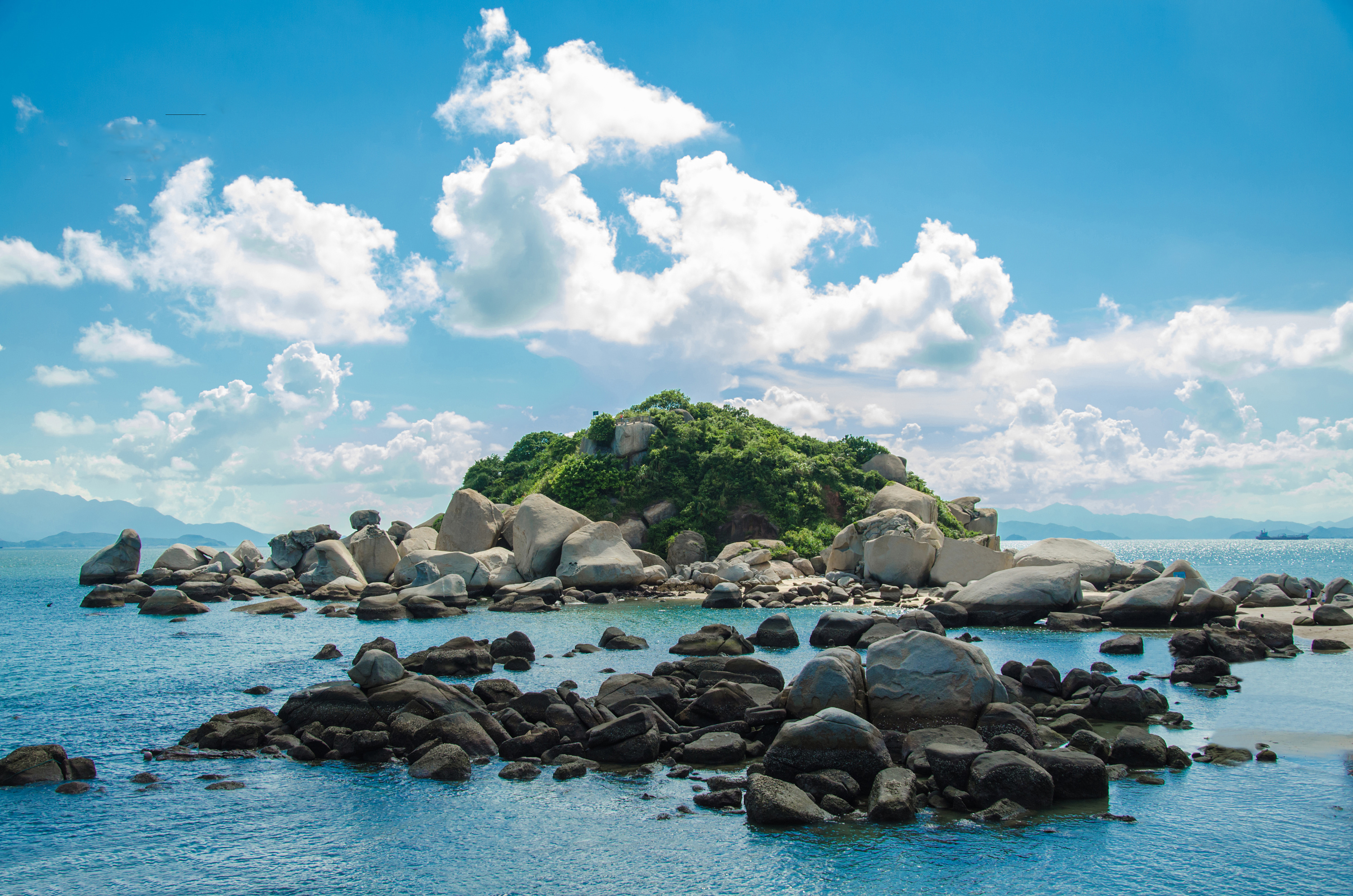 <巽寮湾双飞8日游>享有中国夏威夷美誉天赐银滩，浪漫海景吹凉爽海风吃美味海鲜，享风情闲时沙滩漫步晚赏落日余晖
