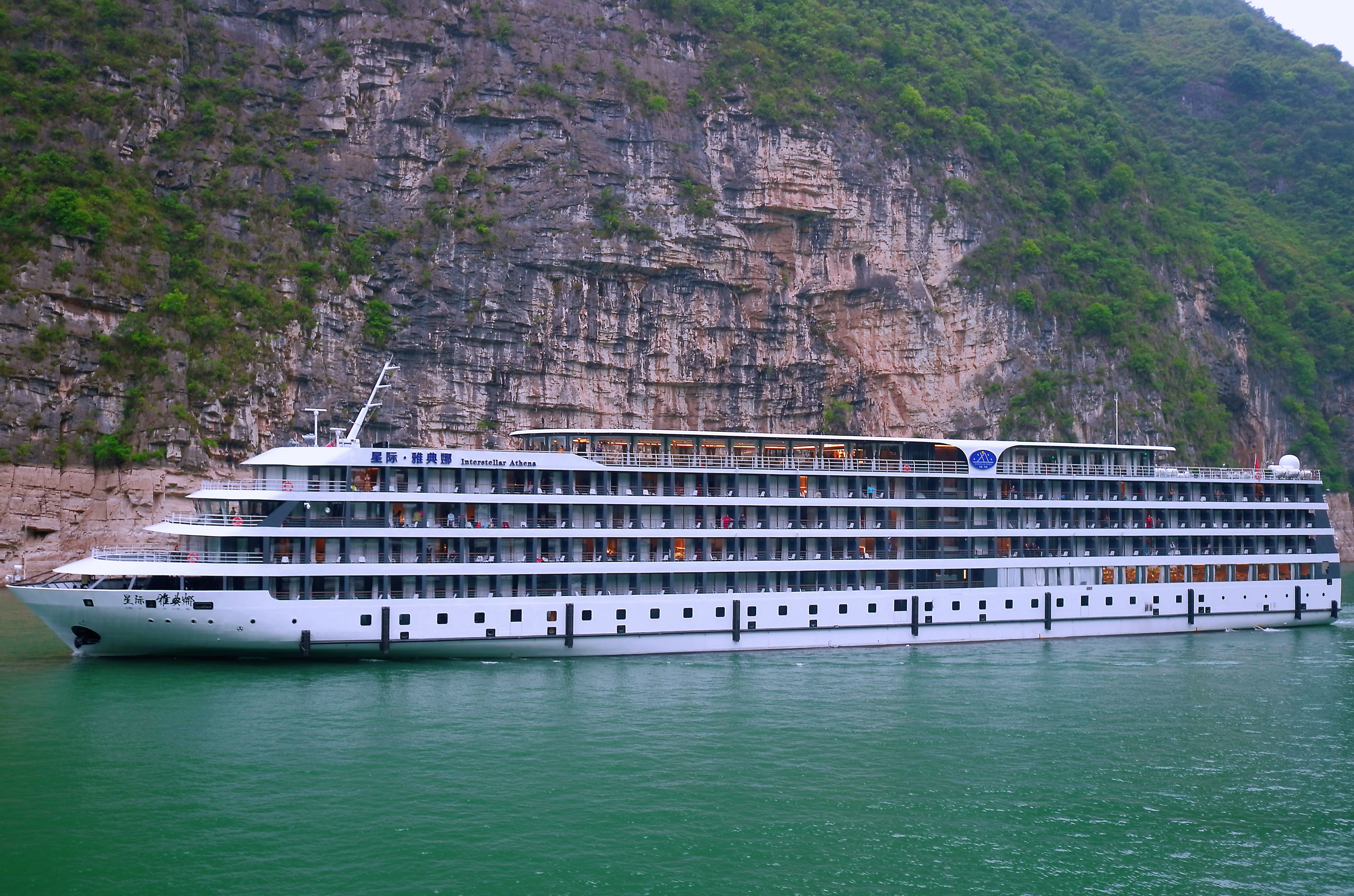 <赠重庆市内游+21年新船星际雅典娜+长江三峡4日>宜昌登船，游轮阳台房、中西自助餐，丰都鬼城、石宝寨、三峡大坝、船观瞿塘峡巫峡
