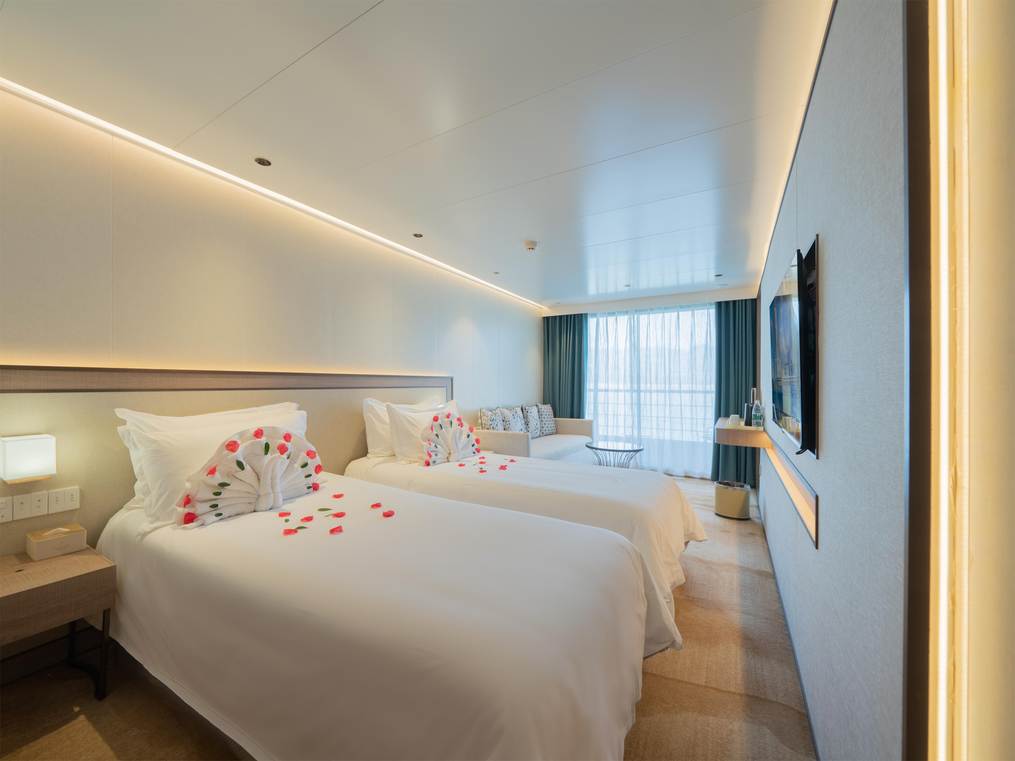 <节日促销丨星际阿波罗游轮+长江三峡4日游>重庆出发，住江景阳台房丨品中西自助餐丨含丰都鬼城，石宝寨，三峡大坝丨船观瞿塘峡/夔门/巫峡