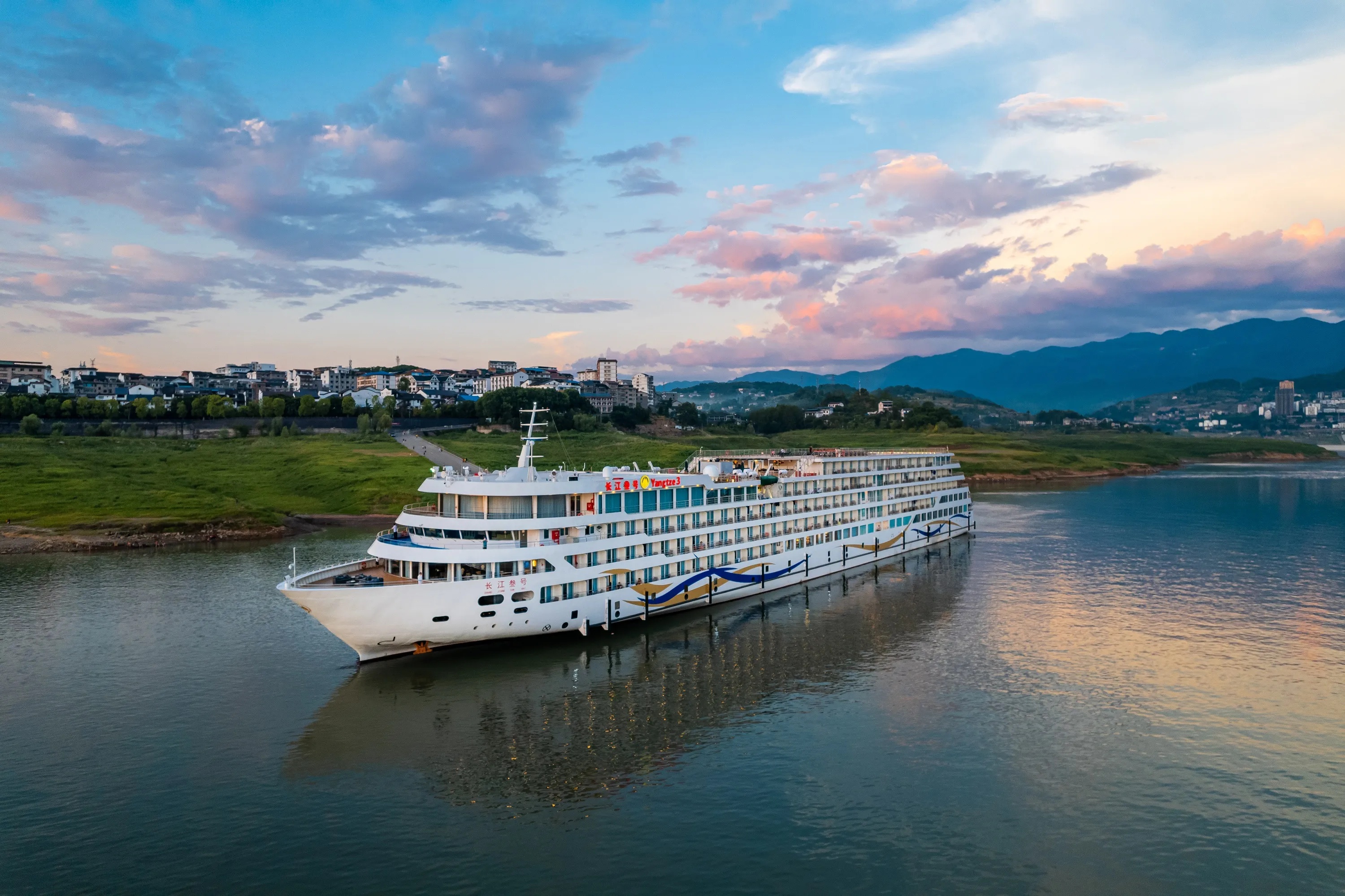 <五星游轮长江叁号+长江三峡4日游>重庆登船，一价全含5大上岸景点丨游轮江景房丨行李无忧丨含登船晚餐丨船观瞿塘峡巫峡