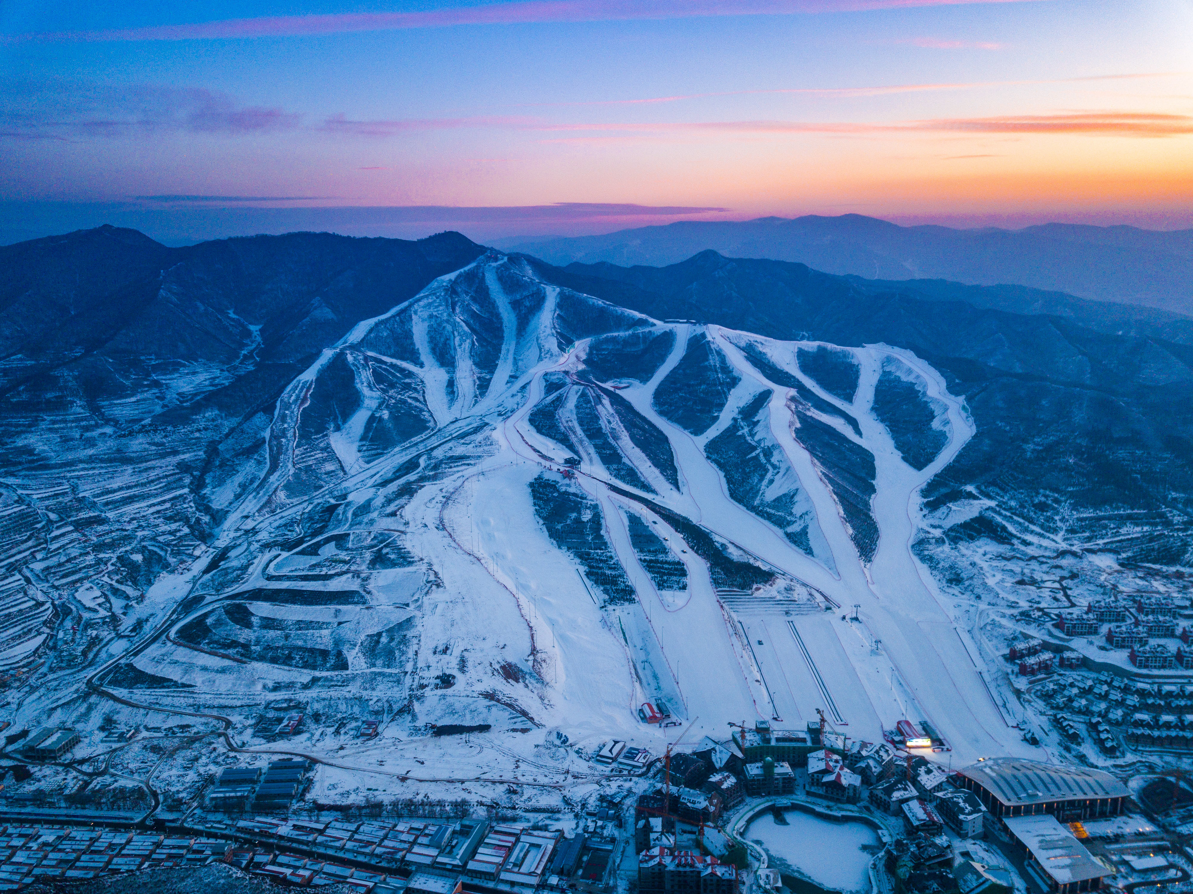 不与其他中高级别雪道相交,确保初级滑雪者的滑行安全 4)开放夜场