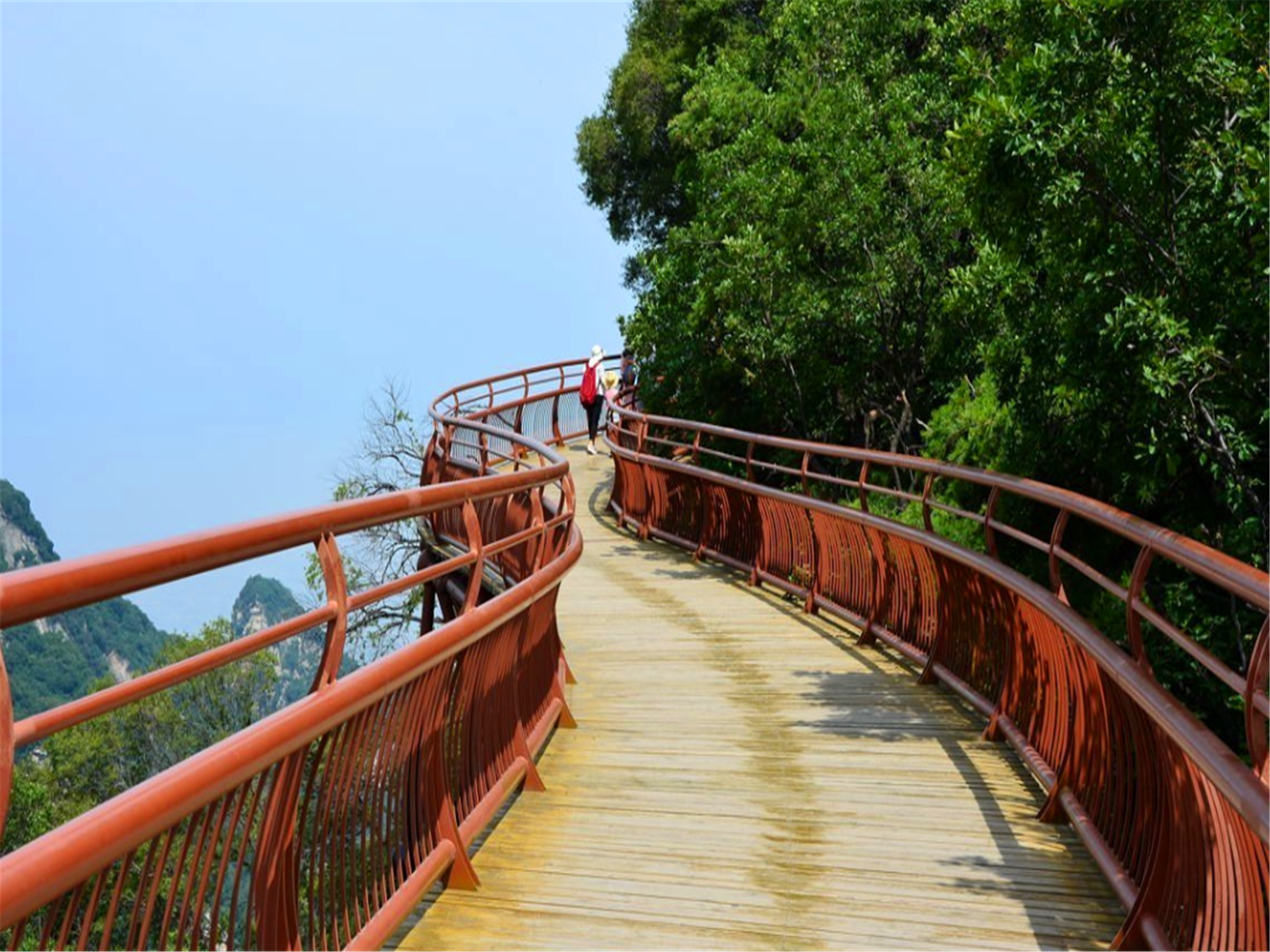 水光山色,風光宜人,山體壁立千仞,岩石赤紅,湖水深藍;石門峽景區:山高