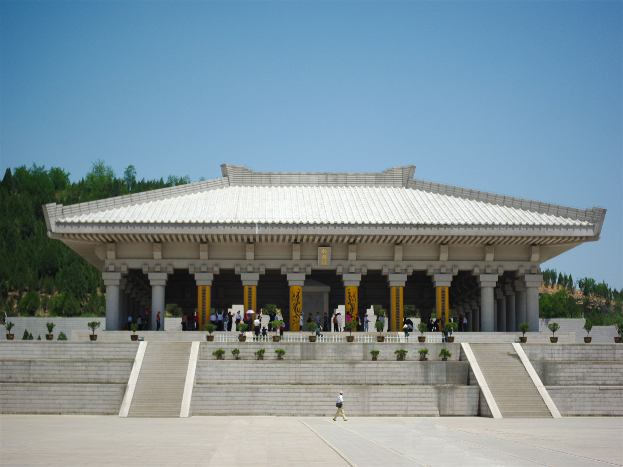 轩辕庙内古木参天,有黄帝手植的轩辕柏,有汉武帝征朔方还挂甲于树的