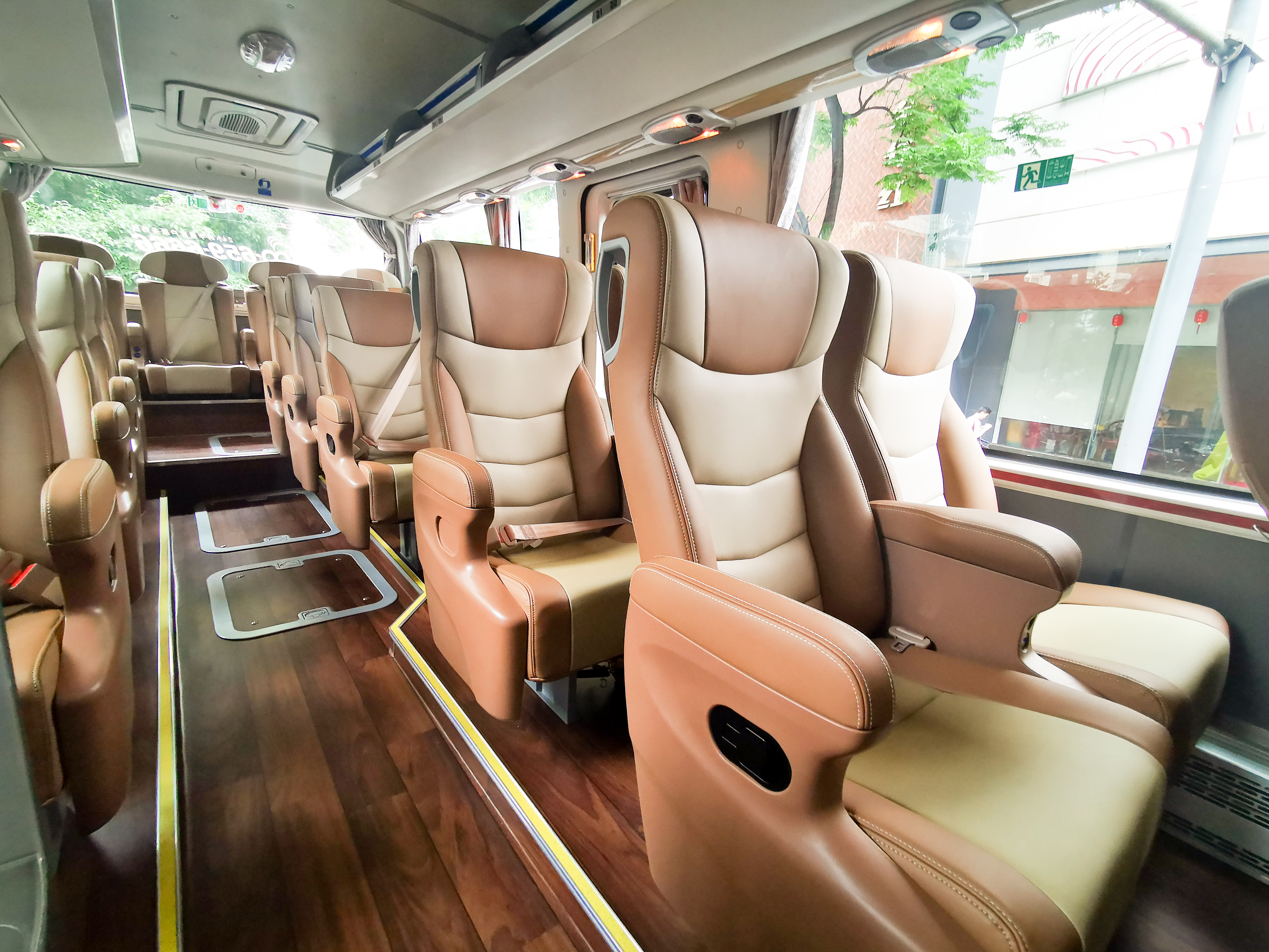 陆地头等舱保姆车,2 1布局,每排3座,车载usb随时充电,座椅软糯包裹感