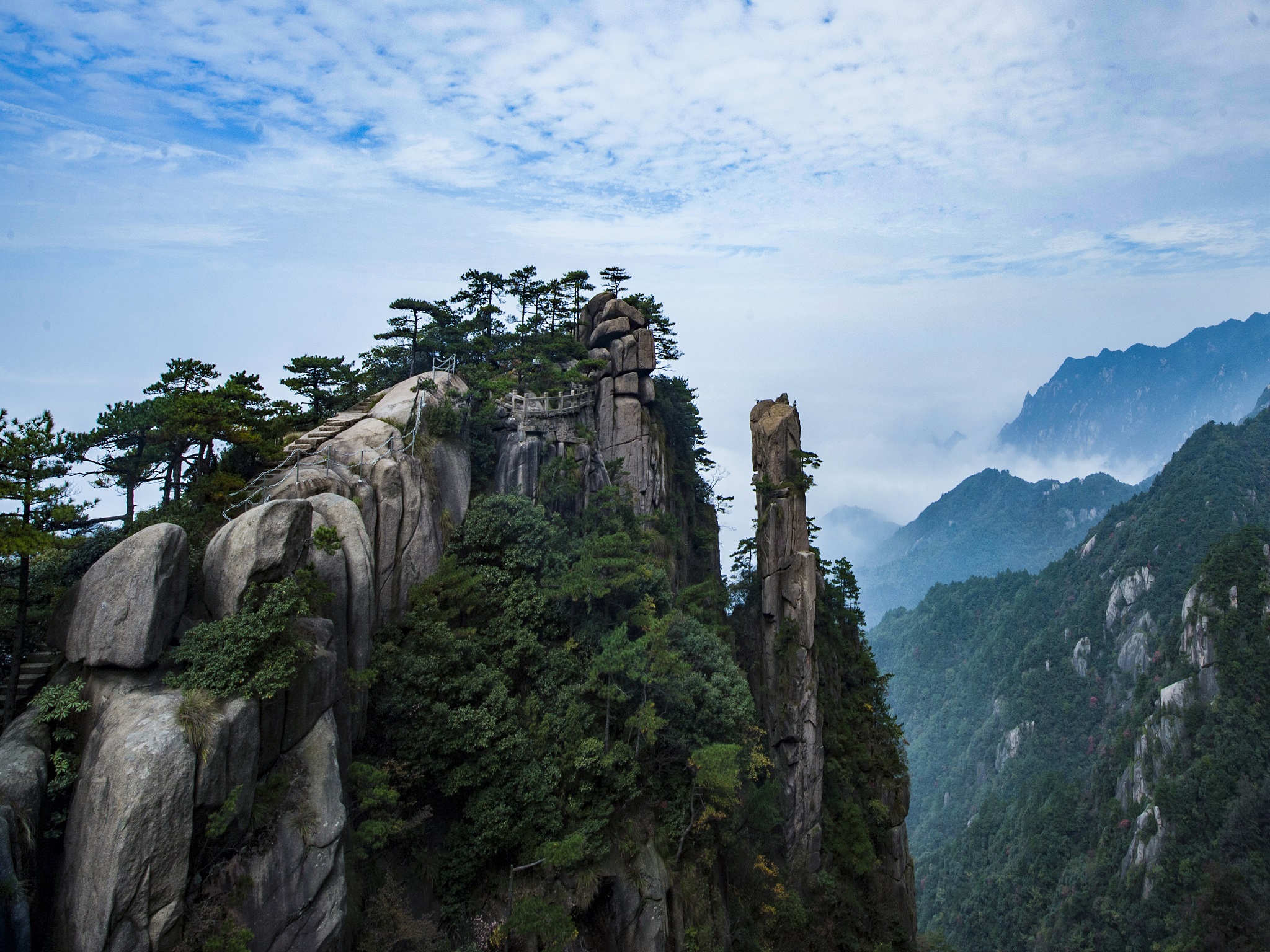 遊玩時長:約28小時 九華山:古稱陵陽山,九子山,因有九峰形似蓮花,因此