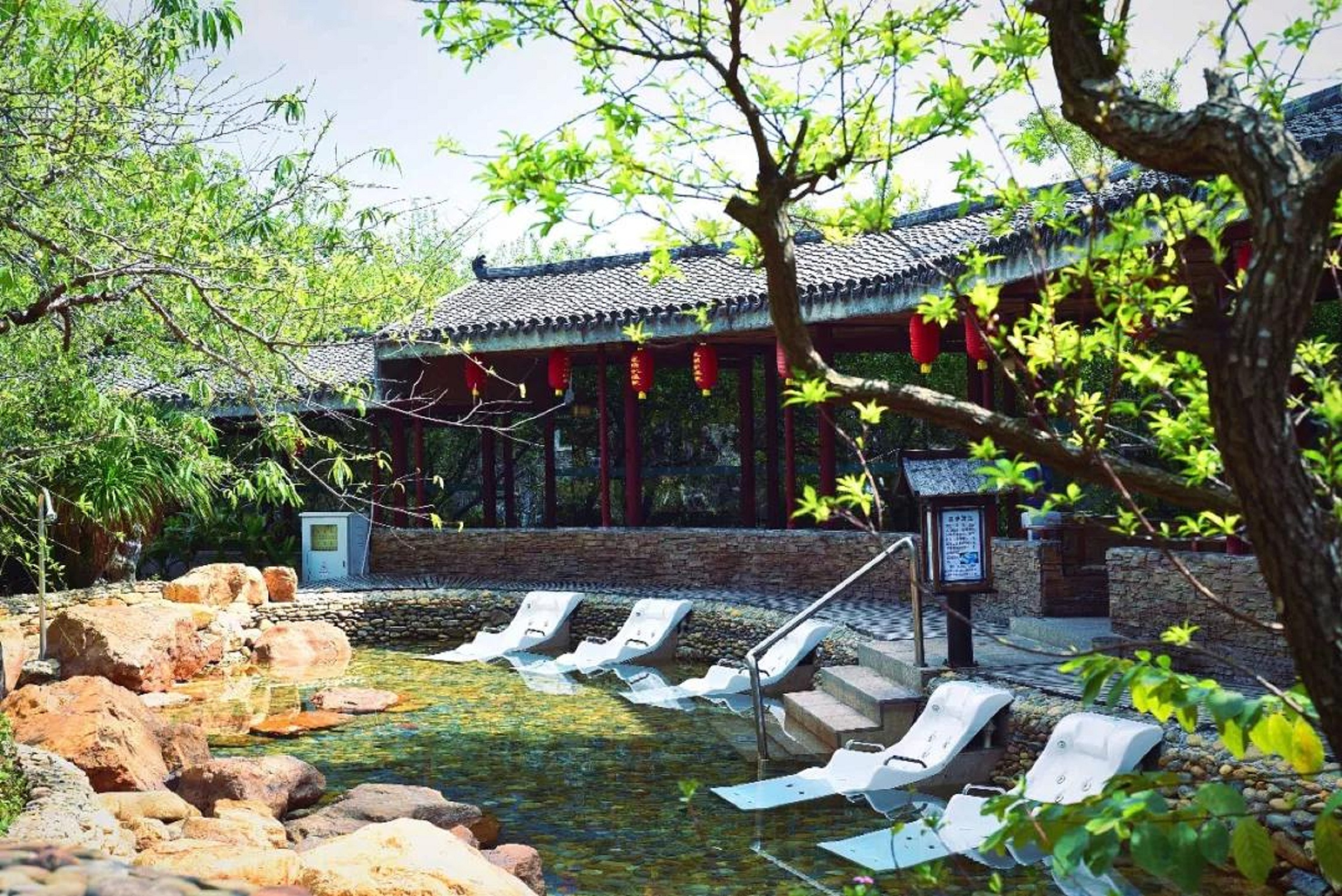 <汕尾莲花山+霞涌黄金海岸3日游>莲花山养生温泉、清净身心鸡鸣寺、踏浪霞涌黄金海岸、尝霞景路美味海鲜，广州出发