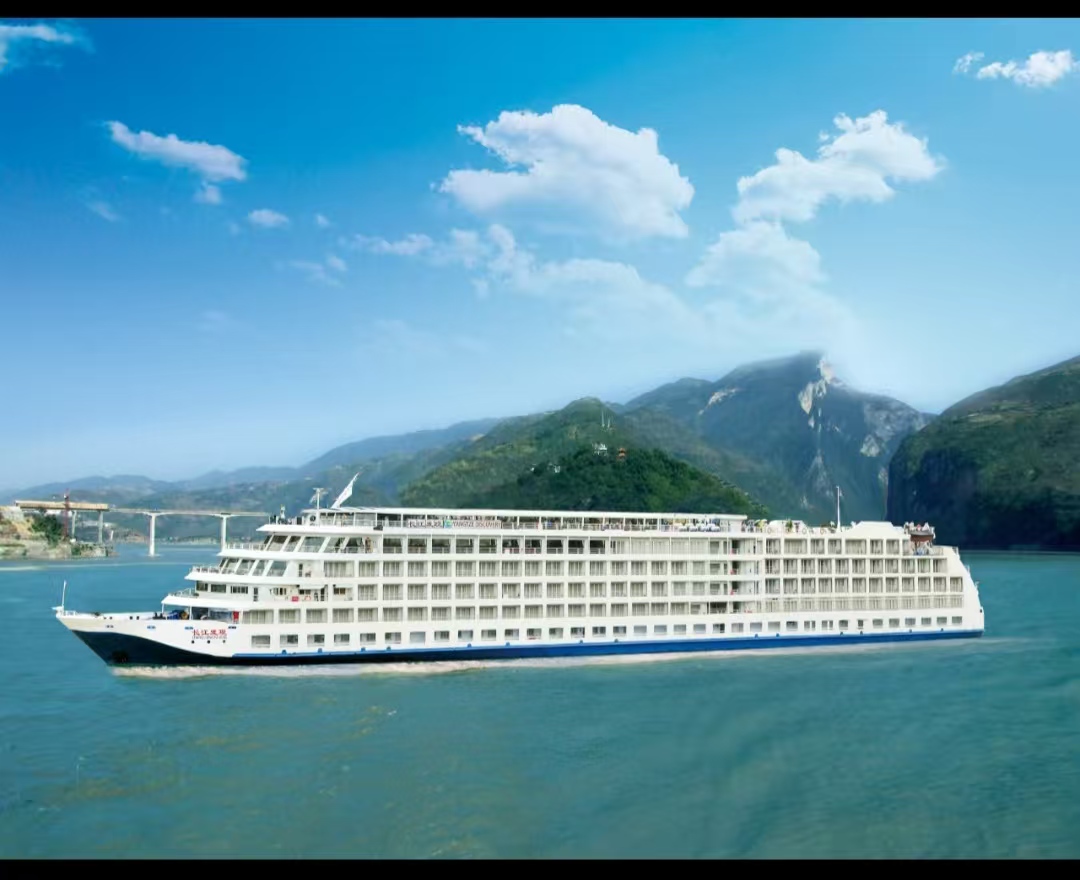 <重庆登船+长江三峡+长江发现游轮4日游>新一代五星游轮，上岸景点惊喜不断，观三峡两岸峡谷风光，一线江景阳台房，中西自助餐，爸妈放心游