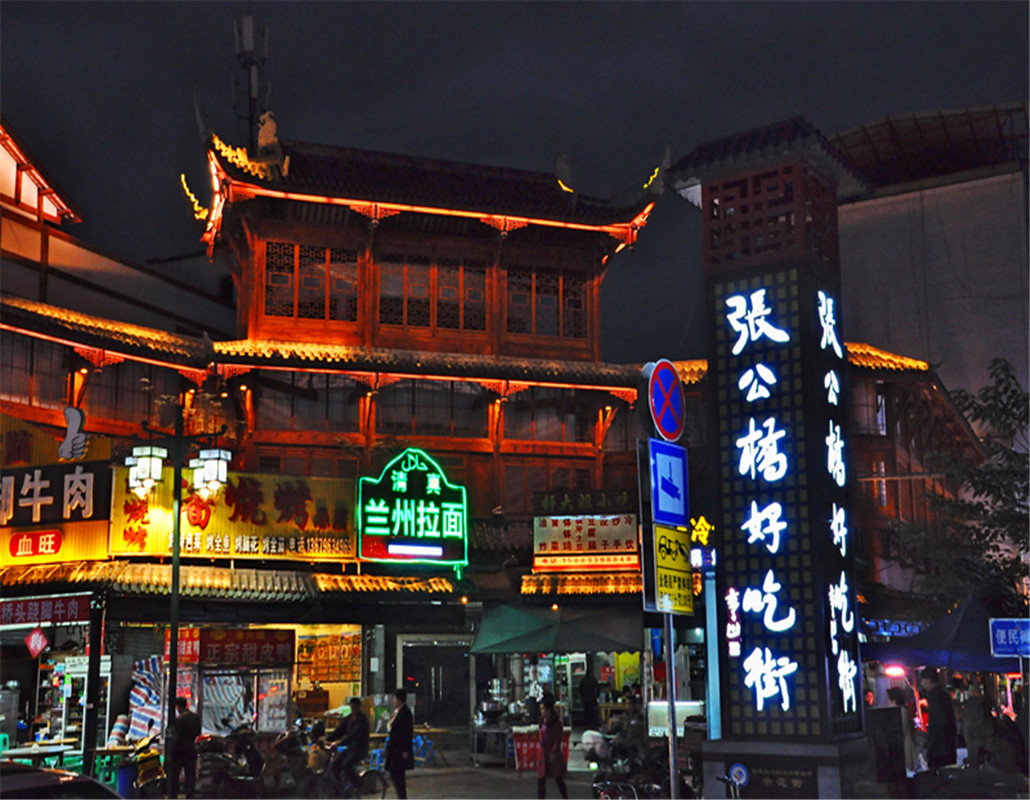 美食扎堆的乐山张公桥街,可以说是迅速火遍了全国,使之成为"国民网红