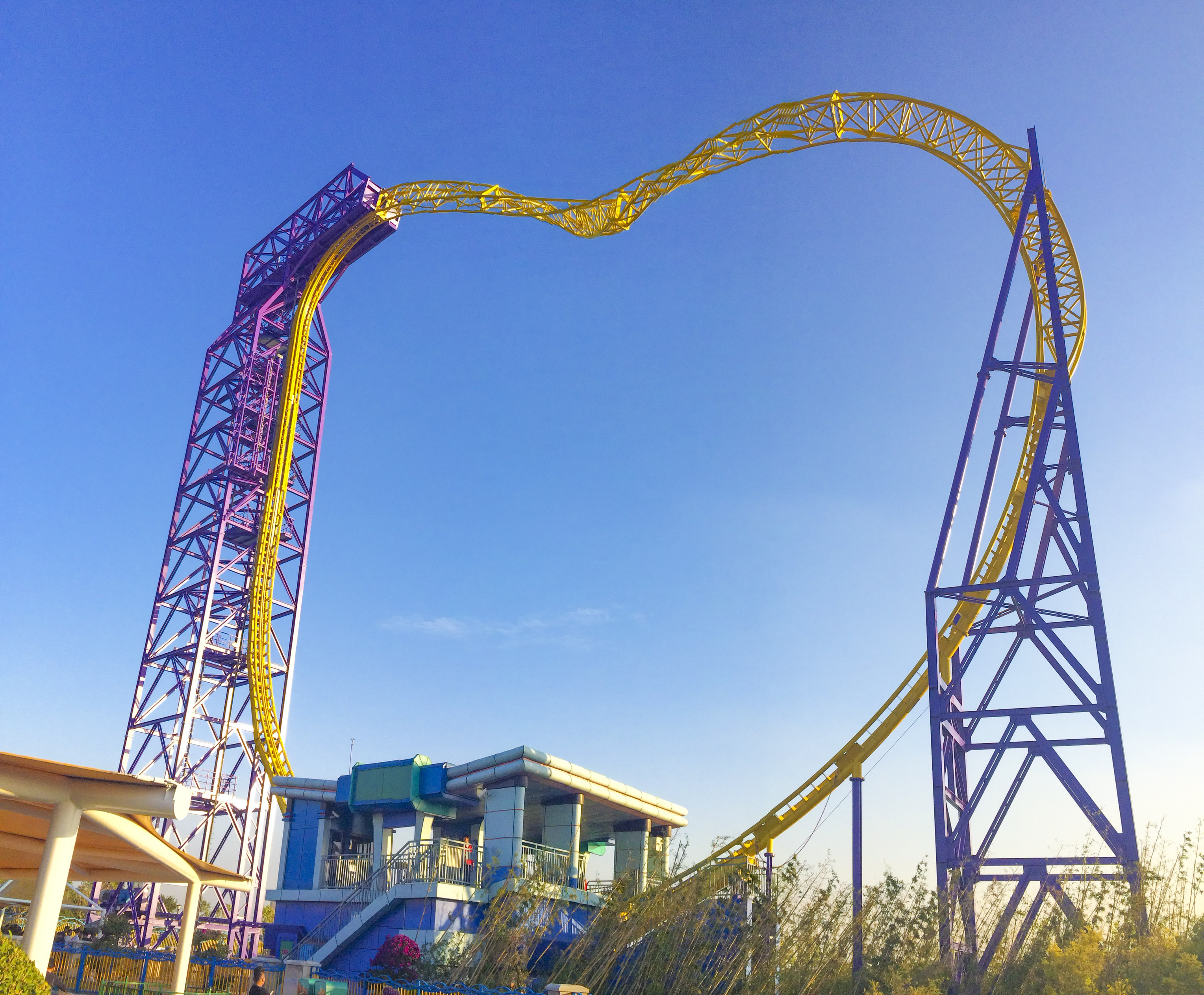 『 世界顶级无压肩式圆环过山车 』暴风眼奇异的倒退提升,迅猛的极速