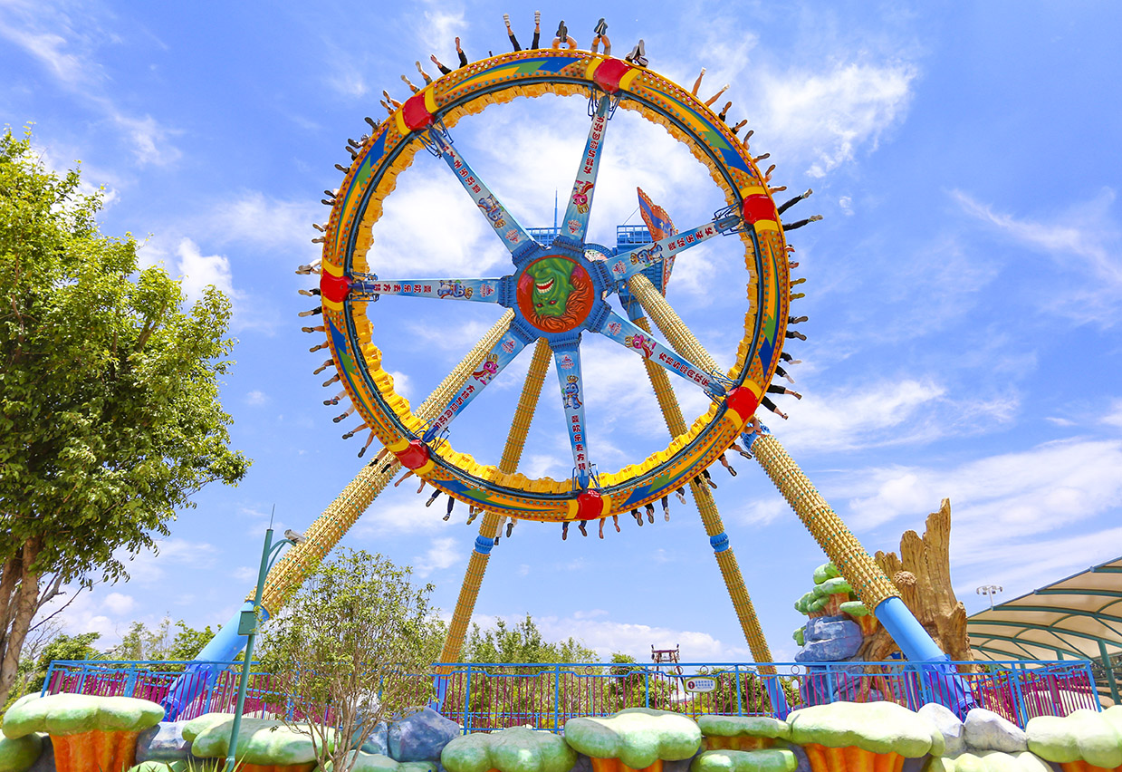 大摆锤另外值得一提的是,暴风眼外观是一个酷似爱心的环形过山车惨 